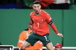 C罗在澳大利亚队比赛中刷新纪录，晋级下一阶段引发热议！上演精彩一战的简单介绍